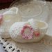 Scarpette lana bianca. fiore rosa. Taglia 0-3 mesi 