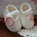 Scarpette lana bianca. fiore rosa. Taglia 0-3 mesi 