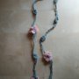 Collana boho uncinetto con fiori in lana verde e rosa idea regalo natale gioiello tessile