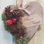 Cuore natalizio in legno stile country chic con pigne e bacche rosse
