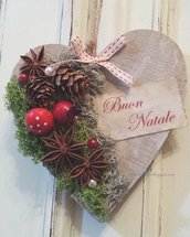 Cuore natalizio in legno stile country chic con pigne e bacche rosse