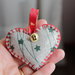 Decorazione natalizia in feltro a forma di cuore (versione grigio, verde e rosso)