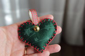 Decorazione natalizia in feltro a forma di cuore (versione oro, verde e rosso)