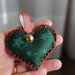 Decorazione natalizia in feltro a forma di cuore (versione oro, verde e rosso)