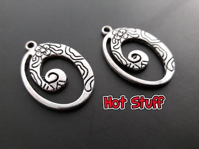 2 Ciondoli ovale con disegno floreale - Argento tibetano (28x18mm) 2 Ciondoli ovale con disegno floreale - Argento tibetano (28x18mm)