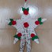 Grande stella bianca decorata con roselline e foglie di pannnolenci e lungo nastro con delicati disegni natalizi.