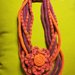 Collana lana arlecchino viola e arancio con grande fiore