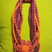 Collana lana arlecchino viola e arancio con grande fiore