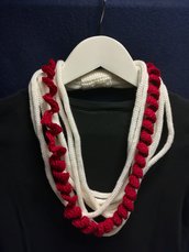 Collana bianca, con spirale rossa e luccichini!! 
