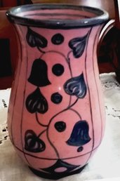Piccolo vaso di ceramica di creta rossa ingobbiata e decorato a mano su fondo rosa con motivi in blu 