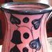Piccolo vaso di ceramica di creta rossa ingobbiata e decorato a mano su fondo rosa con motivi in blu 