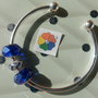 BRACCIALE RIGIDO COLOR ARGENTO CON CHARMS *BLUE*