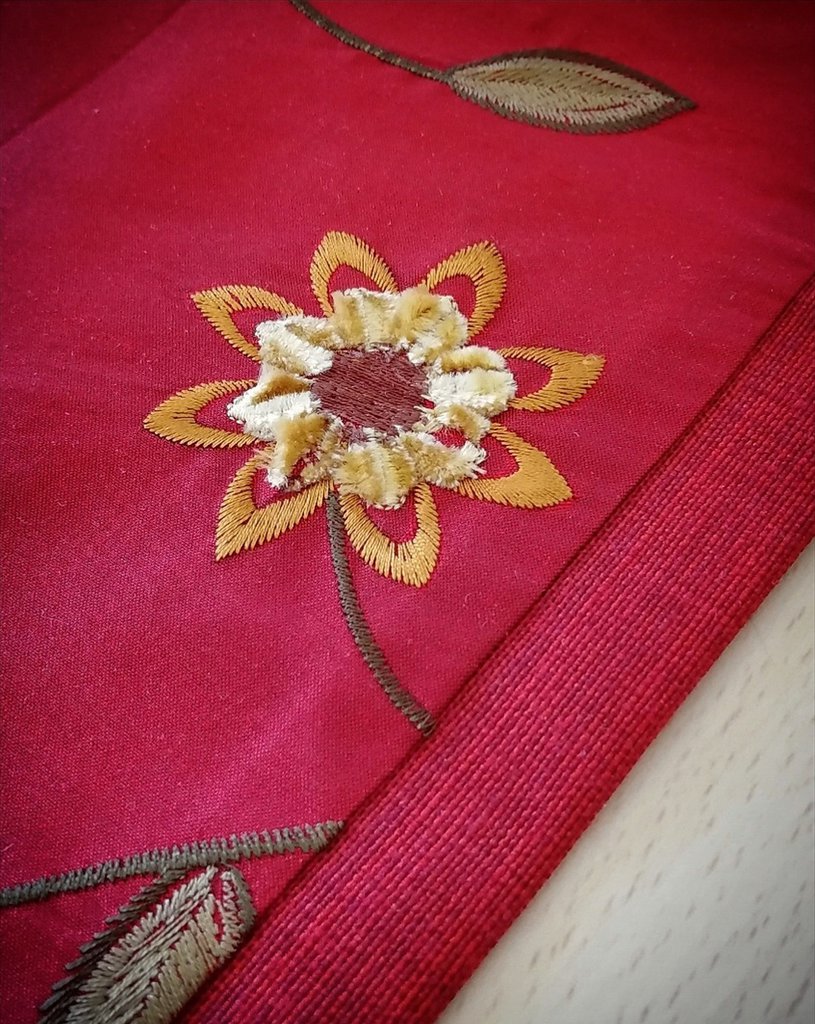 Runner Natalizio Rosso Ricamato Con Fiori | Copritavolo Decorativo 15x90 Pollici Per Feste