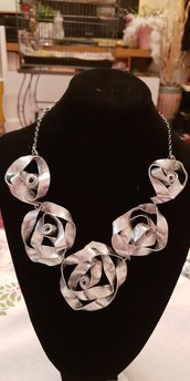 Collana con rose in alluminio piatto battuto e catena in acciaio
