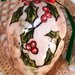  Altro piccolo uovo di ceramica da appendere all'albero o come soprammobile se deposto su un poggia uovo decorato con  agrifoglio rosso e verde su fondo bianco