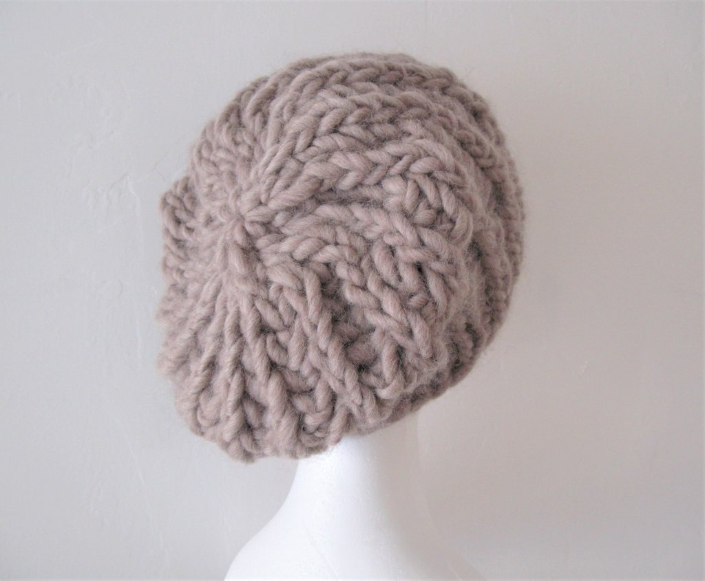 Berretto Slouchy Boho Uncinetto Fatto A Mano – Bianco Morbido – Unisex