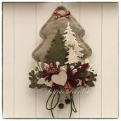 Albero natalizio in lana cotta beige decorato con rametti e alberelli verdi,bianchi e bordeaux 