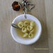 Portachiavi piatto con tortellini in brodo