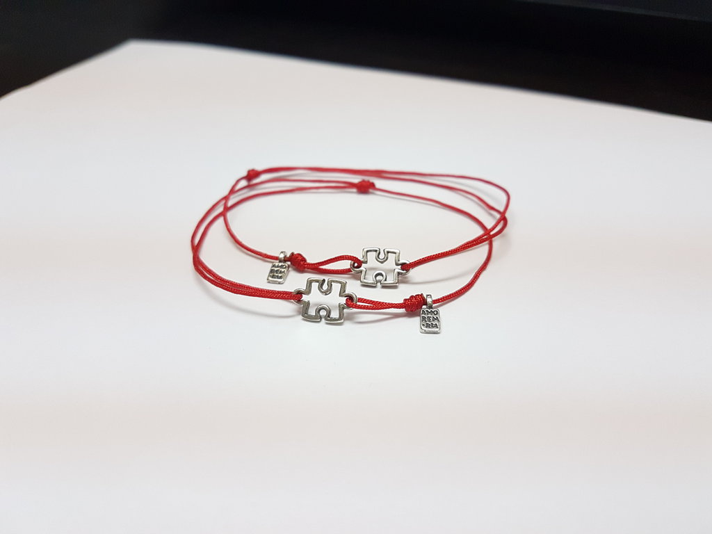 Coppia di bracciali di corda con pendente charm in argento Puzzle