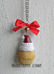 NATALE IN DOLCEZZE - Collana cupcake . muffin - dolce con panna e cappello di babbo natale - miniature kawaii