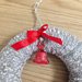 Ghirlanda natalizia argentata con fiocchetto e stella di Natale all'uncinetto fatto a mano