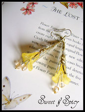 FLOWERS COLLECTION-"LUCIENNE" LUCITE TRUMPET FLOWER EARRINGS-ORECCHINI VINTAGE CON FIORE IN LUCITE  COL. GIALLO