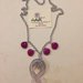 Collana catena in alluminio, pendente in vetro di Murano e gocce in giada fucsia