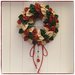 Corona natalizia  con petali di cotonine americane sui toni rosso,verde e avorio