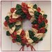Corona natalizia  con petali di cotonine americane sui toni rosso,verde e avorio