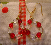 orecchini con perle di vetro trasparenti e rosse