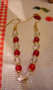 orecchini  con perle di vetro trasparenti  e rosse