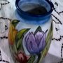 Piccolo vaso di ceramica di creta rossa ingobbiata e decorato a mano con foglie e tulipani multicolori