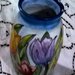 Piccolo vaso di ceramica di creta rossa ingobbiata e decorato a mano con foglie e tulipani multicolori