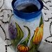 Piccolo vaso di ceramica di creta rossa ingobbiata e decorato a mano con foglie e tulipani multicolori