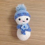 Pupazzo di neve amigurumi con sciarpa e cappello fatto a mano all'u