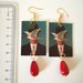 Magritte orecchini di carta con ciondolo rettangolare e perla rossa