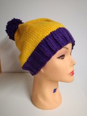cappello in lana viola e giallo lavorato ai ferri