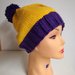cappello in lana viola e giallo lavorato ai ferri