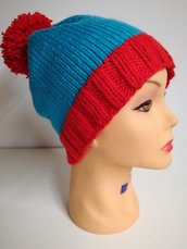 cappello in lana rosso e azzurro lavorato ai ferri