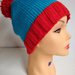 cappello in lana rosso e azzurro lavorato ai ferri