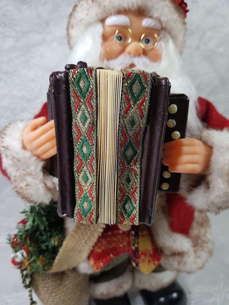 Babbo Natale musicale con Fisarmonica musica e movimento idee rega