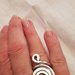 Anello regolabile a spirale in alluminio battuto