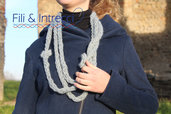 collana sciarpa lunga in lana fatta a mano con fiori 