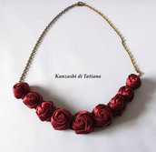 Collana con rose bordeaux di raso 3