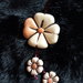 Ciondolo Fiore a tre pendenti nella colorazione panna e beige