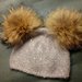 Cappello realizzato a maglia con pon pon in pelliccia 