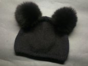 Cappello realizzato a maglia con pon pon in pelliccia 