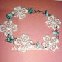 Bracciale bianco celeste con madreperla celeste e fiori di cotone