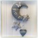 Fiocco nascita luna in cotone azzurro grigio decorato con pizzo avio,farfalla,cuore e due stelle a fiorellini grigio azzurri