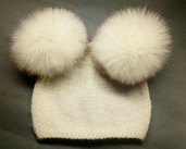 Cappello realizzato a maglia con pon pon in pelliccia